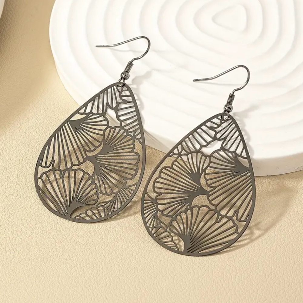 Elegant Black Gingko Leaf Teardrop Earrings